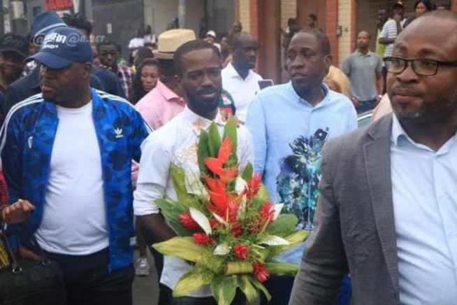 Les images de Tina Glamour inconsolable sur le lieu de l’accident de son fils Dj Arafat Les images de Tina Glamour inconsolable sur le lieu de l’accident de son fils Dj Arafat