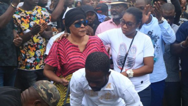 Les images de Tina Glamour inconsolable sur le lieu de l’accident de son fils Dj Arafat