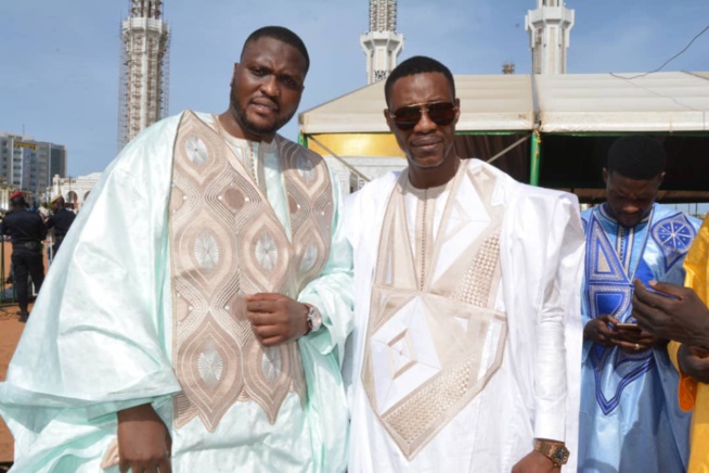 Le Directeur de l'OMART, Tange Tandian et le fils de Madické Niang, Allé à la priére de la Tabaski à Massalikoul Djinane. Le Directeur de l'OMART, Tange Tandian et le fils de Madické Niang, Allé à la priére de la Tabaski à Massalikoul Djinane.