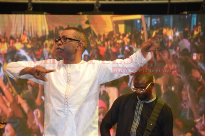 VIDÉO: Youssou Ndour revient en force à la place du souvenir pour donner un ndewleune à son public. VIDÉO: Youssou Ndour revient en force à la place du souvenir pour donner un ndewleune à son public.