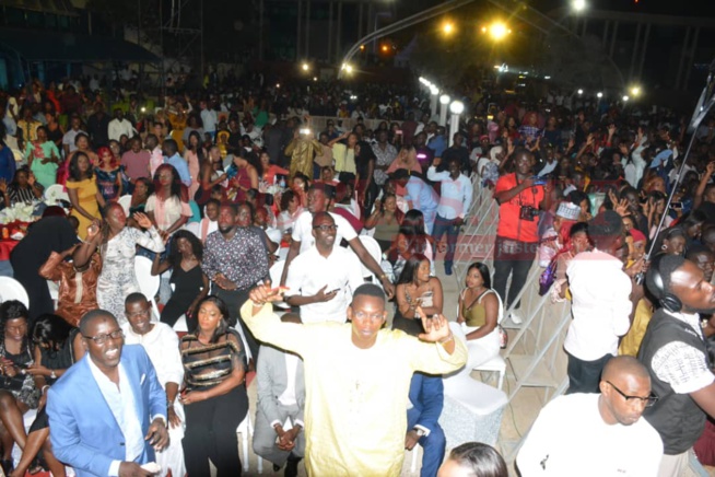 VIDÉO: Youssou Ndour revient en force à la place du souvenir pour donner un ndewleune à son public.