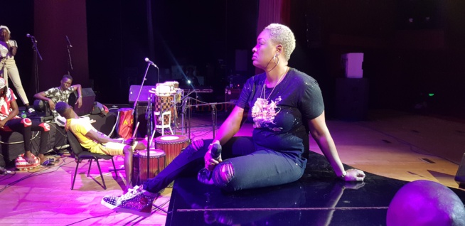 GRAND THEATRE: Titi en mode balace à quelques heures avant le grand spectacles.