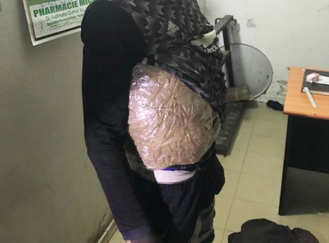 Découverte spectaculaire à Kaolack: Un trafiquant tombe avec 4 kg de drogue scotché sur le corps (images)