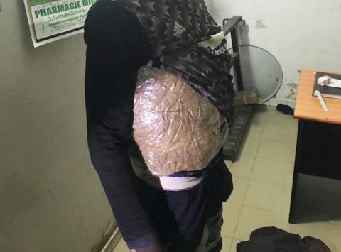 Découverte spectaculaire à Kaolack: Un trafiquant tombe avec 4 kg de drogue scotché sur le corps (images) Découverte spectaculaire à Kaolack: Un trafiquant tombe avec 4 kg de drogue scotché sur le corps (images)