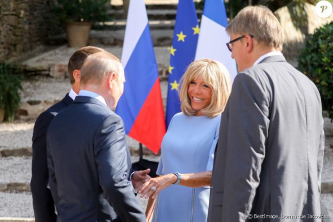 Brigitte Macron sans son attelle et élégante en robe courte face à Poutine