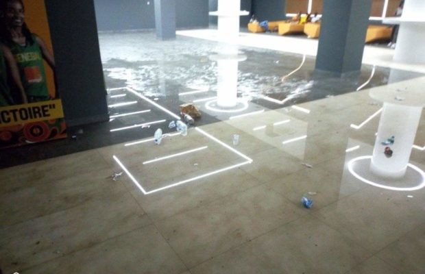 ARRÊT SUR IMAGES Dakar Aréna : Le hall des Vip inondé par la pluie ARRÊT SUR IMAGES Dakar Aréna : Le hall des Vip inondé par la pluie