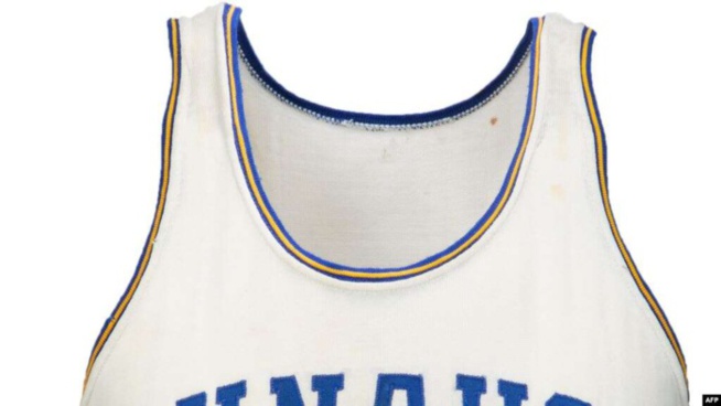 Etats-Unis: Un maillot de basket de Barack Obama vendu aux enchères pour 71 millions FCfa Etats-Unis: Un maillot de basket de Barack Obama vendu aux enchères pour 71 millions FCfa