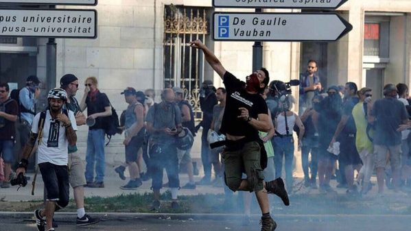 Manifestations de protestation au sommet du G7... Jets de grenades... Manifestations de protestation au sommet du G7... Jets de grenades...