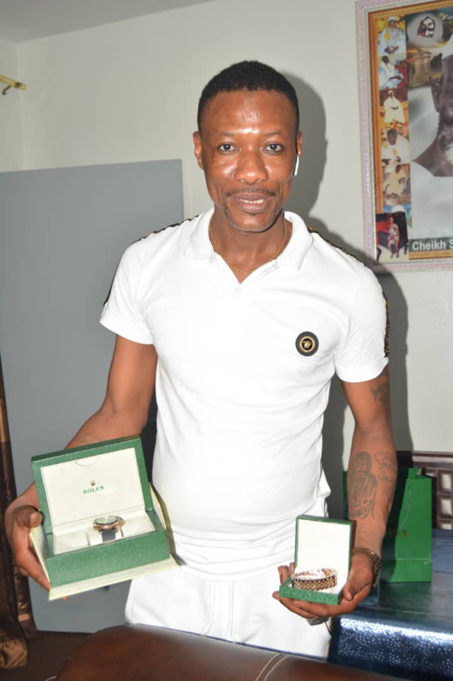 Le cadeau de Colé Faye patronne de COBRA BEAUTY HAIR à son frére Tange Tandian pour son anniversaire: Une montre et bracelet ROLEXE. Le cadeau de Colé Faye patronne de COBRA BEAUTY HAIR à son frére Tange Tandian pour son anniversaire: Une montre et bracelet ROLEXE.