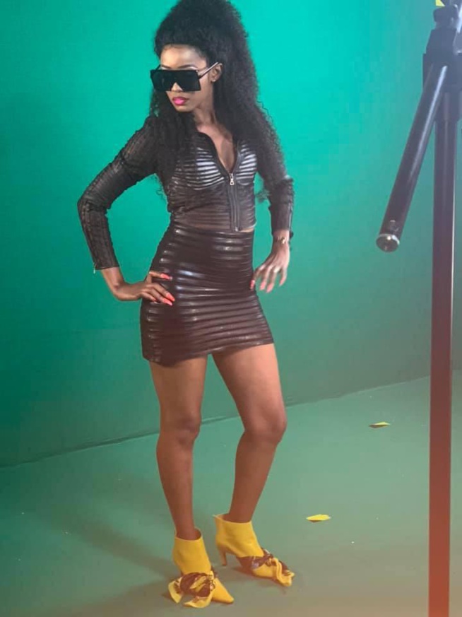 Queen Biz moquée par les internautes pour ses bottines à 670 000 FCfa Queen Biz moquée par les internautes pour ses bottines à 670 000 FCfa