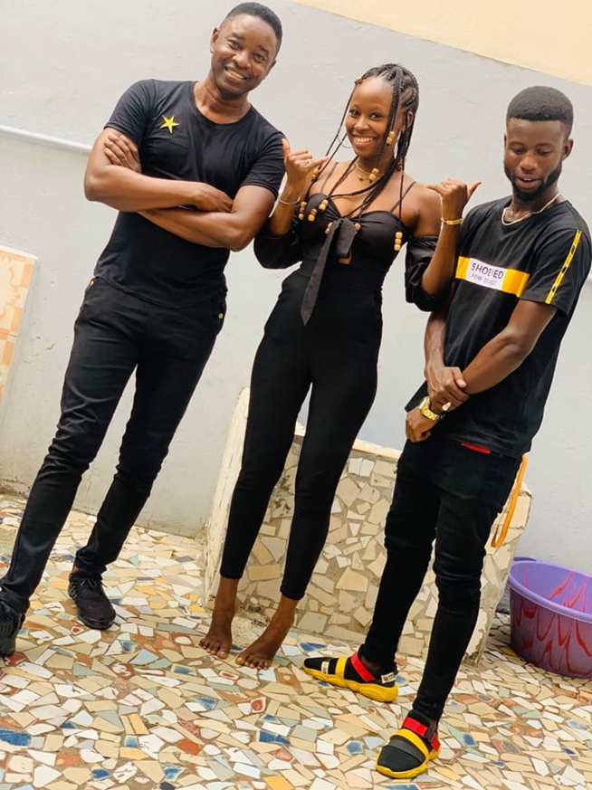 Après une longue absence Aliou Kassé refait surface en compagnies de ses enfants … Après une longue absence Aliou Kassé refait surface en compagnies de ses enfants …