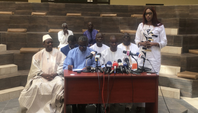 NGUÉNIÈNE : Macky Sall envoie une délégation chez feu Ousmane Tanor Dieng NGUÉNIÈNE : Macky Sall envoie une délégation chez feu Ousmane Tanor Dieng