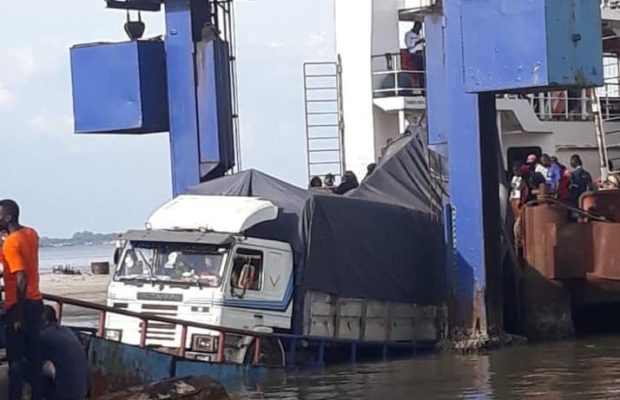 Ferry de Banjul : Un camion échappe à la plongée Ferry de Banjul : Un camion échappe à la plongée