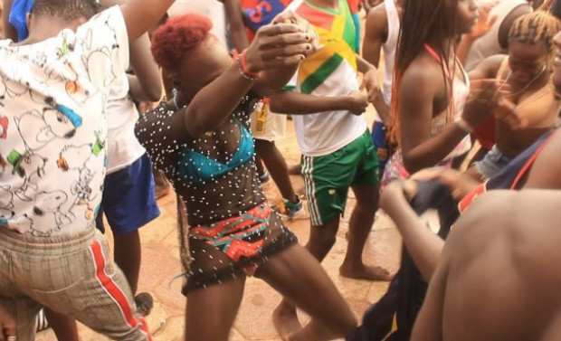 Vidéo : Scandaleux, Du Jamais vu … La piscine party plus grave que “goudi town” secoue le web Vidéo : Scandaleux, Du Jamais vu … La piscine party plus grave que “goudi town” secoue le web