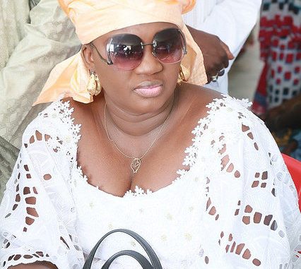 (Vidéo) : Yaye Fatou Diagne l’Ex épouse de Serigne Mboup s’en prend à Sonko « Dafa Amm Fébarou Xeel » (Vidéo) : Yaye Fatou Diagne l’Ex épouse de Serigne Mboup s’en prend à Sonko « Dafa Amm Fébarou Xeel »