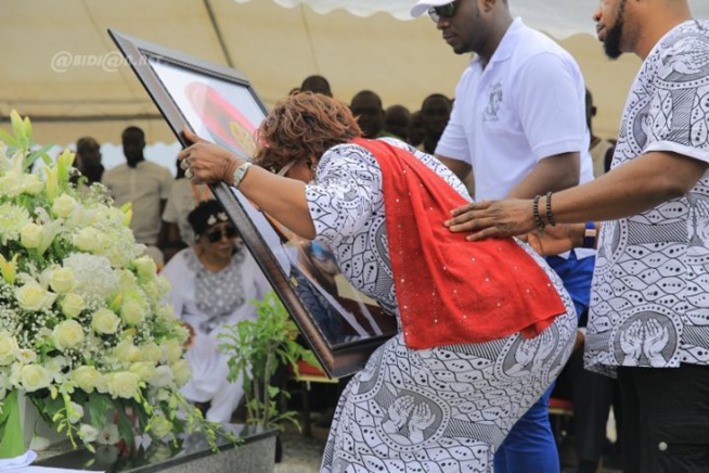 la tombe de Dj Arafat profanée par des individus après l’inhumation la tombe de Dj Arafat profanée par des individus après l’inhumation