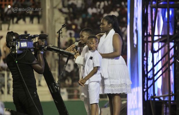 LES ENFANTS DE DJ ARAFAT LUI RENDE HOMMAGE AU STADE (Papa – Tu es parti trop tôt mais)