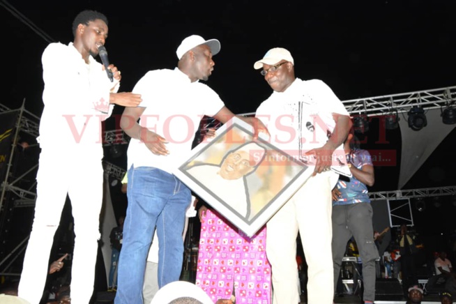 HLM: Waly Seck remonte les bretelles à la population avec le futur maire Mame Cheikh Mbaye bou El Hadj Mansour. HLM: Waly Seck remonte les bretelles à la population avec le futur maire Mame Cheikh Mbaye bou El Hadj Mansour.