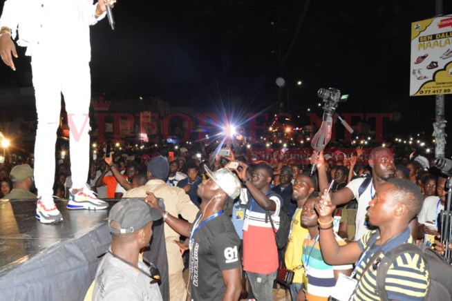 HLM: Waly Seck remonte les bretelles à la population avec le futur maire Mame Cheikh Mbaye bou El Hadj Mansour. HLM: Waly Seck remonte les bretelles à la population avec le futur maire Mame Cheikh Mbaye bou El Hadj Mansour.