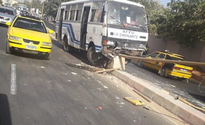 Virage Almadies: Terrible accident entre 2 bus Tata qui faisaient la course Virage Almadies: Terrible accident entre 2 bus Tata qui faisaient la course