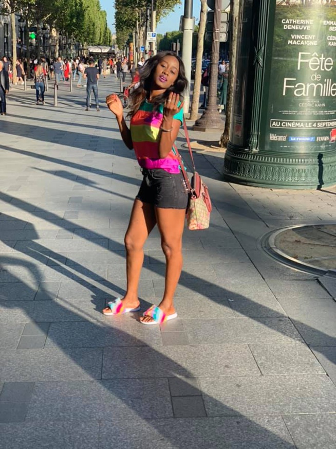 France : Quenn Bizz en mini sous fesse et une tenue qui risque de créer une polémique … France : Quenn Bizz en mini sous fesse et une tenue qui risque de créer une polémique …