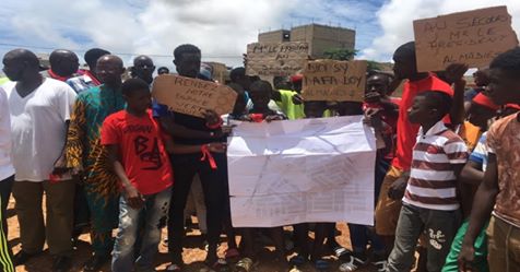 CITÉ ALMADIES 2 : ACCUSÉ D’AVOIR HYPOTHÉQUÉ 8000 M2, LA COLÈRE DES HABITANTS CONTRE DIOP SY CITÉ ALMADIES 2 : ACCUSÉ D’AVOIR HYPOTHÉQUÉ 8000 M2, LA COLÈRE DES HABITANTS CONTRE DIOP SY