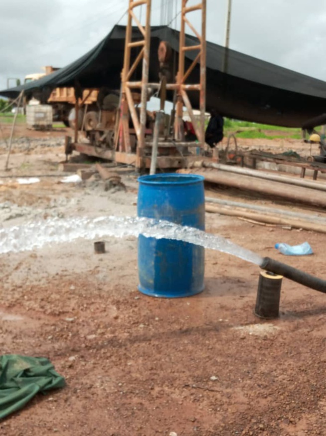 Koutal: Après des mois sans eau, l'eau coule à flot. Koutal: Après des mois sans eau, l'eau coule à flot.