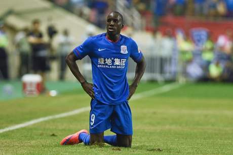 Racisme: Demba Bâ appelle les joueurs noirs à quitter le Championnat d’Italie Racisme: Demba Bâ appelle les joueurs noirs à quitter le Championnat d’Italie