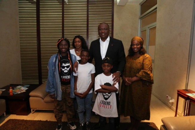 Venus pour les obsèques de leur père DJ Arafat, Les enfants rentrent en France.