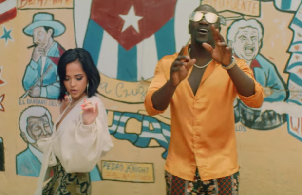 Vidéo : AKON ROMPT SON VOYAGE DANS LE REGGAETON AVEC BECKY G ET LE NOUVEL CLIP NEGREETO