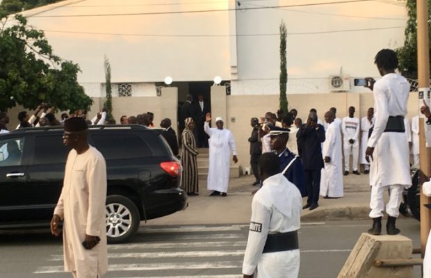 Condoléances : Arrivée du président Macky Sall chez Cheikh Modou Kara. Condoléances : Arrivée du président Macky Sall chez Cheikh Modou Kara.