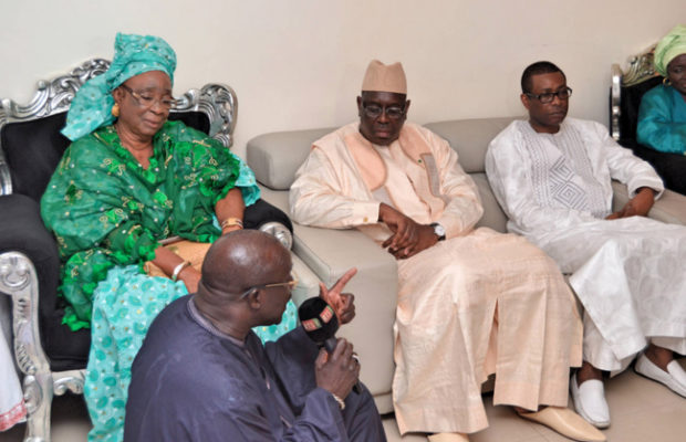 PRÉSENTATION DE CONDOLÉANCES : MACKY SALL AU DOMICILE D’AMETH AMAR AVEC YOUSSOU NDOUR PRÉSENTATION DE CONDOLÉANCES : MACKY SALL AU DOMICILE D’AMETH AMAR AVEC YOUSSOU NDOUR