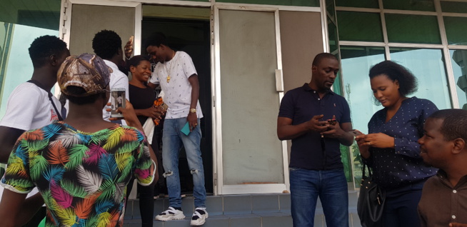 AFFAIRES:Waly Seck sur les traces de Youssou Ndour, sa premiére puce de téléphonie sera bientôt disponible avec le 75 AFFAIRES:Waly Seck sur les traces de Youssou Ndour, sa premiére puce de téléphonie sera bientôt disponible avec le 75