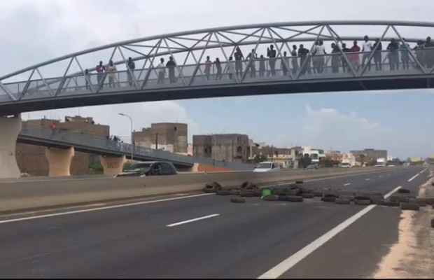 LE CANAL DU PÉAGE INONDE TOLL DIAZ : Laissées à elles-mêmes, les populations bloquent l’autoroute