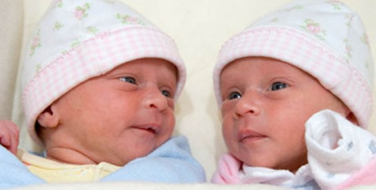 A 73 ans, une Indienne donne naissance à des jumelles A 73 ans, une Indienne donne naissance à des jumelles