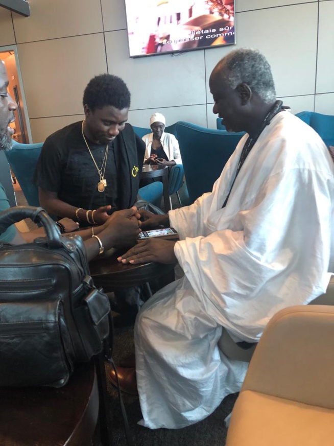 AIBD, Waly Seck au salon d'honneur avec Cheikh Ndigueul Fall destination Paris avant le lancement de sa puce téléphonique 2S MOBILE.
