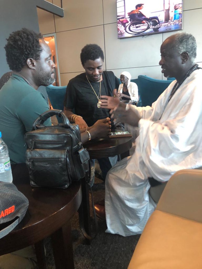 AIBD, Waly Seck au salon d'honneur avec Cheikh Ndigueul Fall destination Paris avant le lancement de sa puce téléphonique 2S MOBILE.