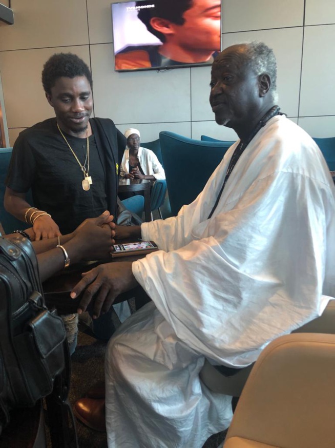 AIBD, Waly Seck au salon d'honneur avec Cheikh Ndigueul Fall destination Paris avant le lancement de sa puce téléphonique 2S MOBILE.