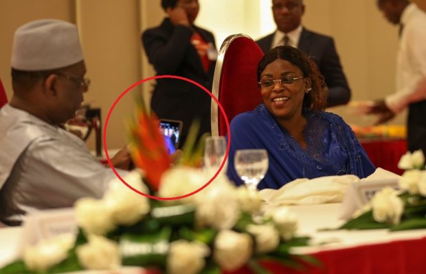 QUAND LE PRÉSIDENT MACKY PREND DES PHOTOS POUR LA Première dame