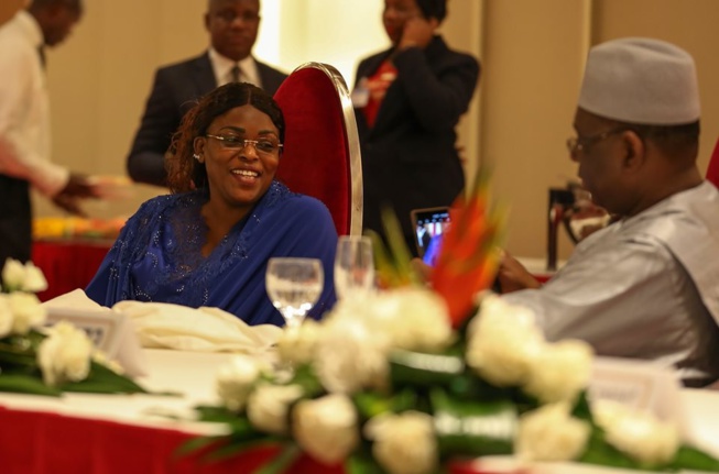 QUAND LE PRÉSIDENT MACKY PREND DES PHOTOS POUR LA Première dame