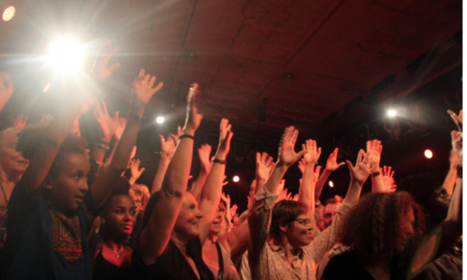 Salle comble à Zurich, Youssou Ndour met le feu encore .