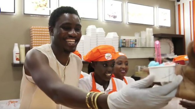 Mamamia Chez Katia : Wally Seck impressionne la clientèle avec sa simplicité et son comportement exemplaire