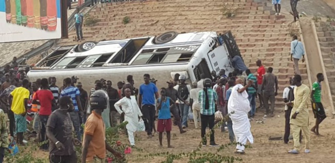 Accident sur l’autoroute à péage: Un bus Tata s’est renversé, plusieurs blessés enregistrés
