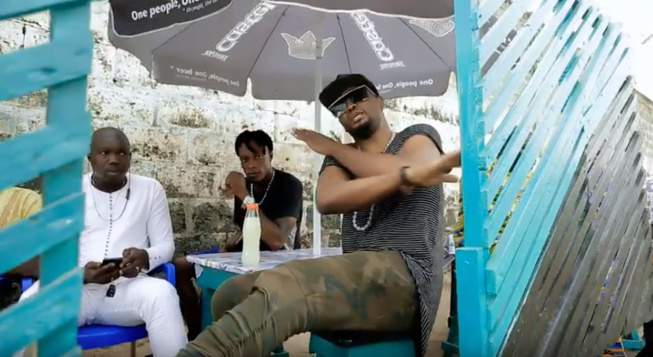 Dibi Dobo remet la musique traditionnelle béninoise au goût du jour avec son hit « Vézé vézé ». Découvrez le clip sans plus attendre ! Dibi Dobo remet la musique traditionnelle béninoise au goût du jour avec son hit « Vézé vézé ». Découvrez le clip sans plus attendre !