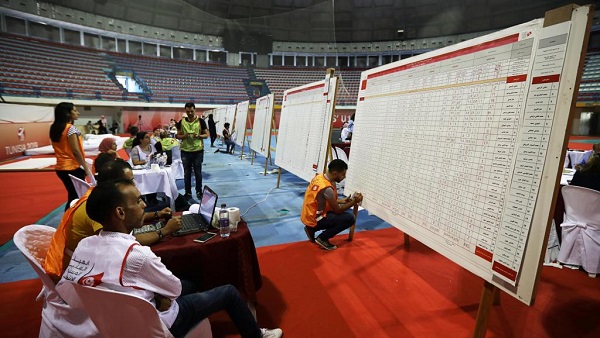 Présidentielle en Tunisie: Un duel «antisystème» se dessine pour le second tour Présidentielle en Tunisie: Un duel «antisystème» se dessine pour le second tour