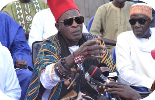 Jaaraf Youssou Ndoye sort ses « armes » contre Ahmed Khalifa Niass : « Dagnouko wara sangaat… na réglé mba » » Jaaraf Youssou Ndoye sort ses « armes » contre Ahmed Khalifa Niass : « Dagnouko wara sangaat… na réglé mba » »