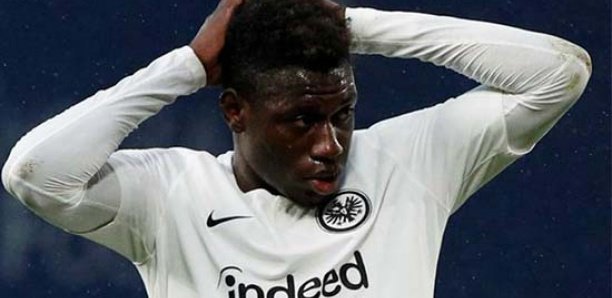 Un joueur de Francfort poursuit sa mère en justice pour des maillots Un joueur de Francfort poursuit sa mère en justice pour des maillots