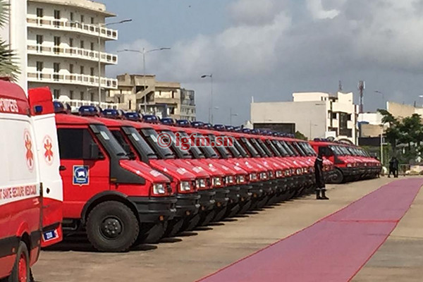 Macky Sall remet un équipement de 26 milliards aux sapeurs-pompiers Macky Sall remet un équipement de 26 milliards aux sapeurs-pompiers