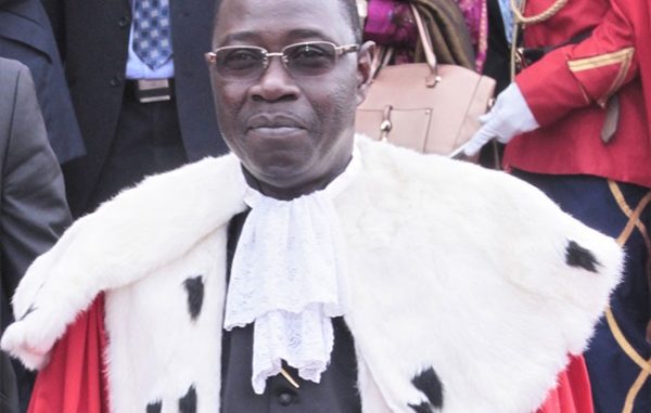 Le président de la Cour Suprême, Mamadou Badio Camara, fait la leçon aux journalistes… et s’attire les foudres de Fatou Diagne Senghor ! Le président de la Cour Suprême, Mamadou Badio Camara, fait la leçon aux journalistes… et s’attire les foudres de Fatou Diagne Senghor !