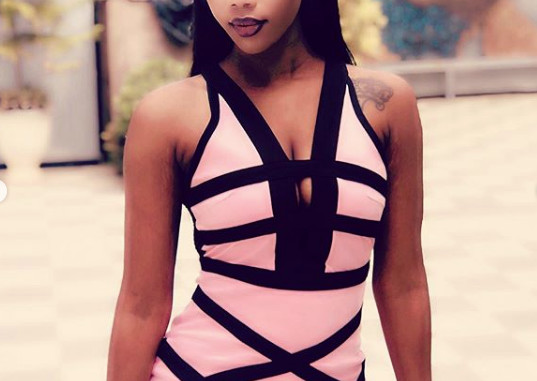 Admirez la belle Nana Aidara, une beauté naturelle, splendide dans sa robe